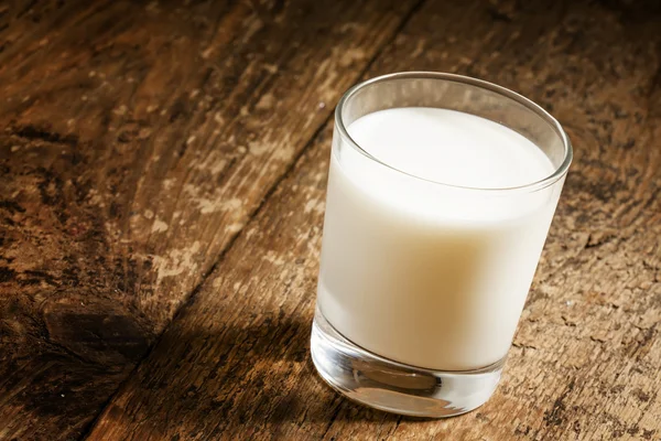 Een glas verse melk. — Stockfoto