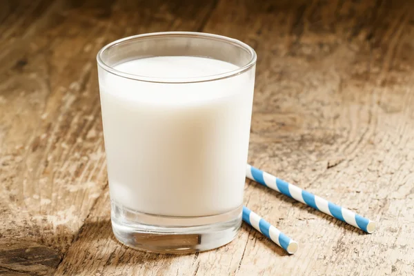 Een glas verse melk. — Stockfoto