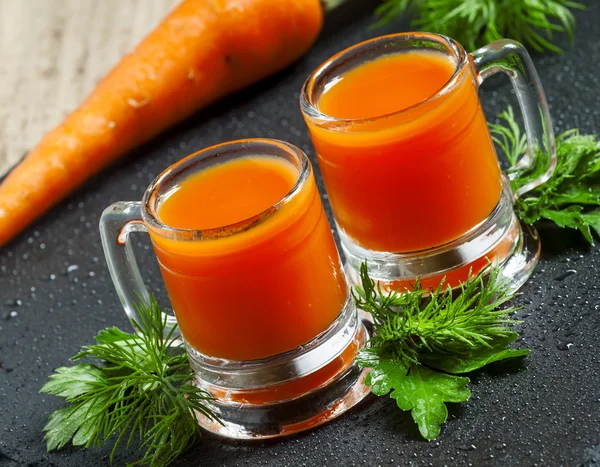 Свежий морковный сок — стоковое фото