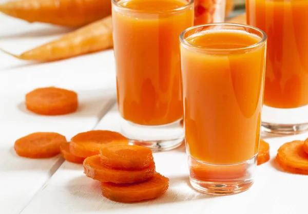 Свежие морковные коктейли в стаканах — стоковое фото