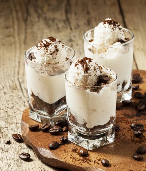 Sobremesa saborosa com sorvete, chocolate e café — Fotografia de Stock
