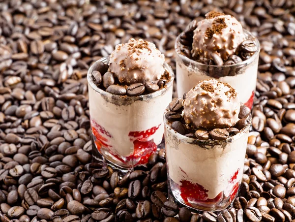 Kahve ve çikolata tatlı dondurma ve çilek ile — Stok fotoğraf