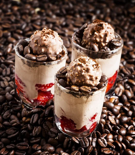 Kahve ve çikolata tatlı dondurma ve çilek ile — Stok fotoğraf