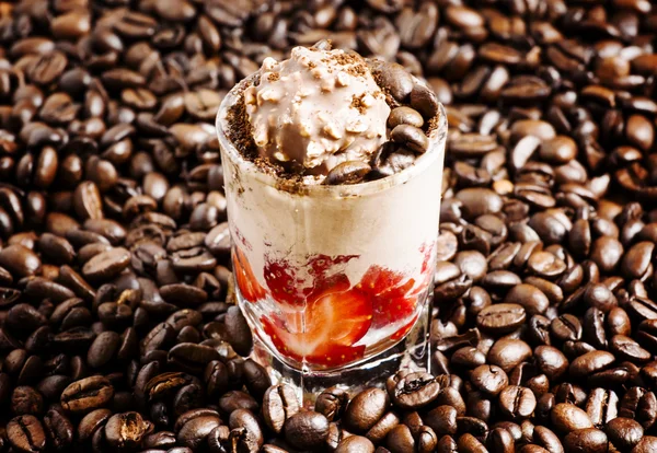 커피와 초콜릿 디저트 아이스크림, 딸기와 함께 — 스톡 사진