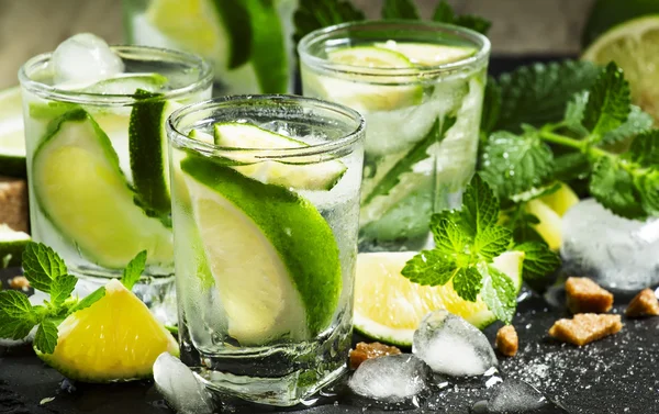 Cocktail Mojito con lime e ghiaccio — Foto Stock