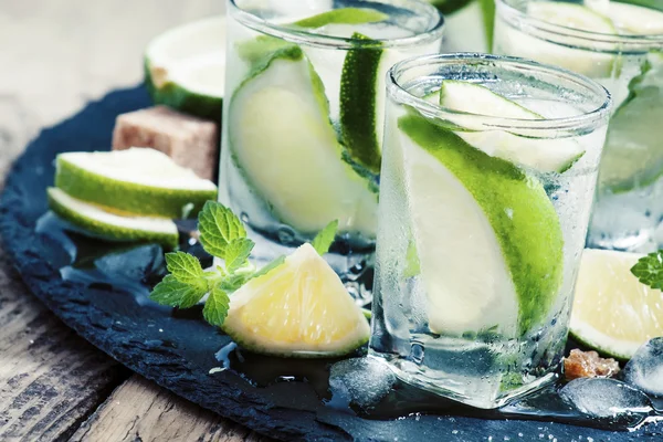 Cocktail Mojito con lime e ghiaccio — Foto Stock