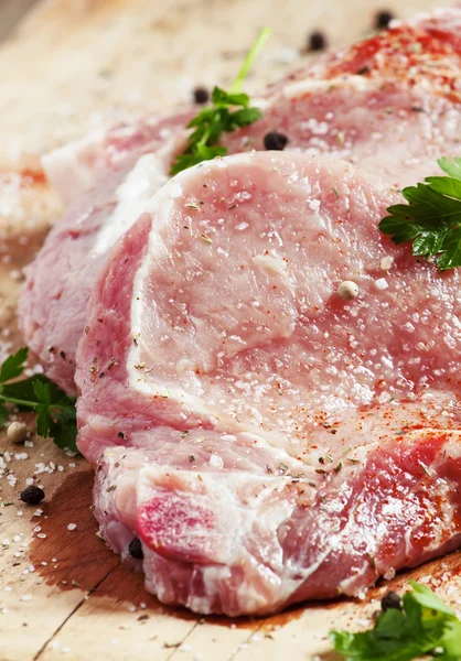 Fűszerek nyers hús steak — Stock Fotó