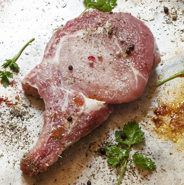 Baharat ile taze sığır eti biftek — Stok fotoğraf