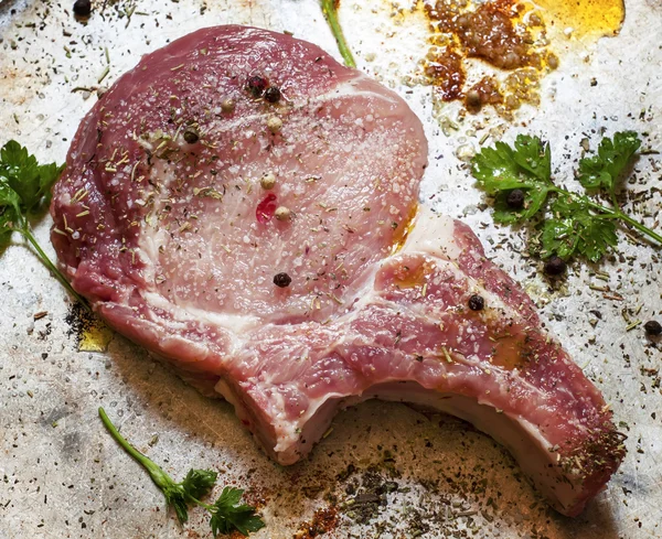 Baharat ile taze sığır eti biftek — Stok fotoğraf