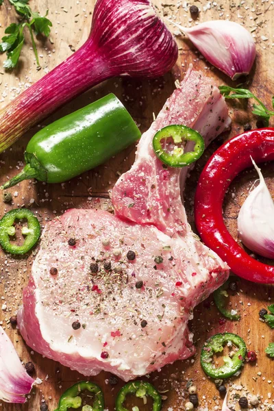 Çiğ et domuz biftek baharatlar ile — Stok fotoğraf