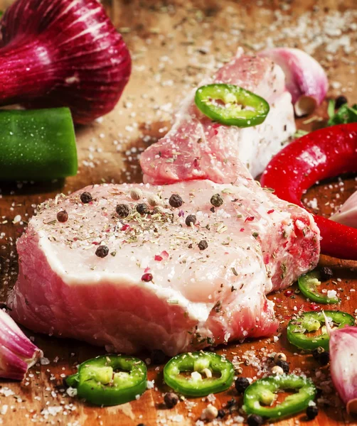Çiğ et biftek baharatlar ile — Stok fotoğraf