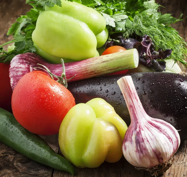 Verse aubergines, tomaten, paprika, courgette, knoflook en kruiden — Stockfoto