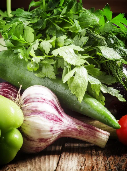 Berinjela fresca, tomate, pimentão, abobrinha, alho e ervas — Fotografia de Stock