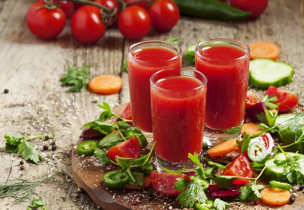 Frischer Saft aus der Gemüsemischung — Stockfoto