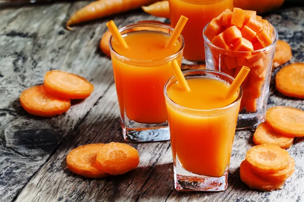 Морковный сок, избирательный фокус — стоковое фото