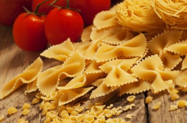 Makarna ahşap bir masa üzerine çeşitli