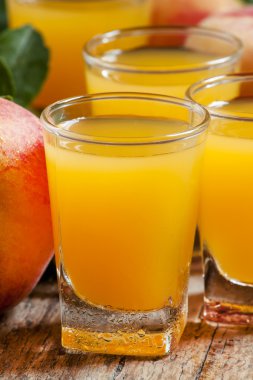 Meyve ile taze şeftali suyu