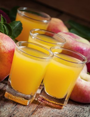 Meyve ile taze şeftali suyu
