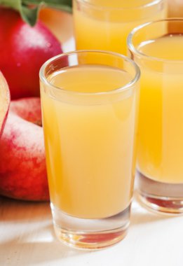 Meyve ile taze şeftali suyu