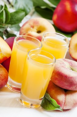 Meyve ile taze şeftali suyu