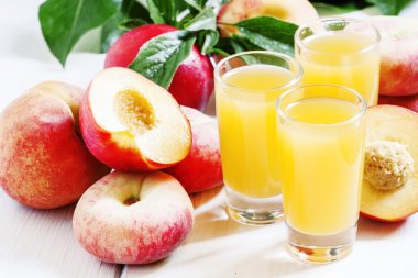 Meyve ile taze şeftali suyu