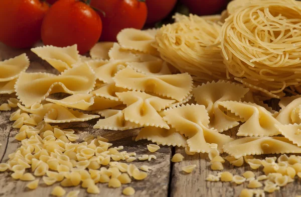 Verscheidenheid van pasta op een houten tafel — Stockfoto