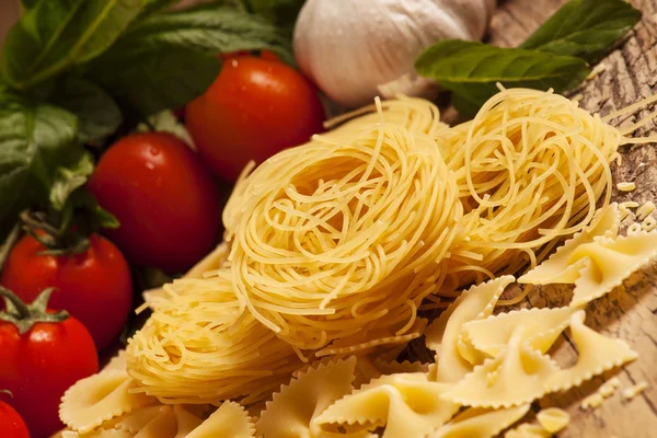 Varietà di pasta su un tavolo di legno — Foto Stock