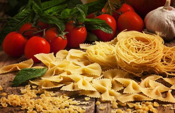 Varietà di pasta su un tavolo di legno — Foto Stock