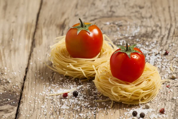 Fidellini pasta secca e pomodori freschi biologici — Foto Stock