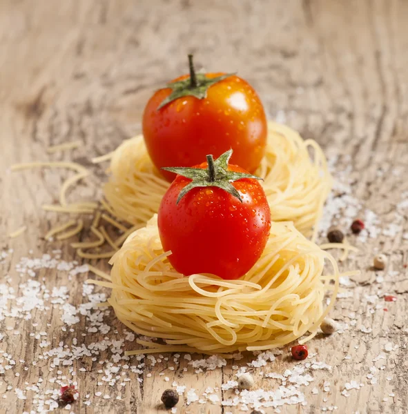 Fidellini pasta secca e pomodori freschi biologici — Foto Stock