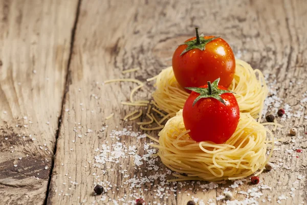 Fidellini pasta secca e pomodori freschi biologici — Foto Stock