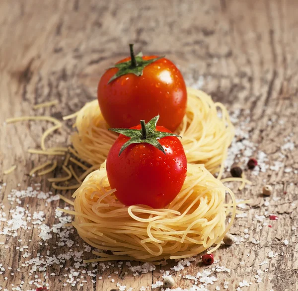 Fidellini pasta secca e pomodori freschi biologici — Foto Stock