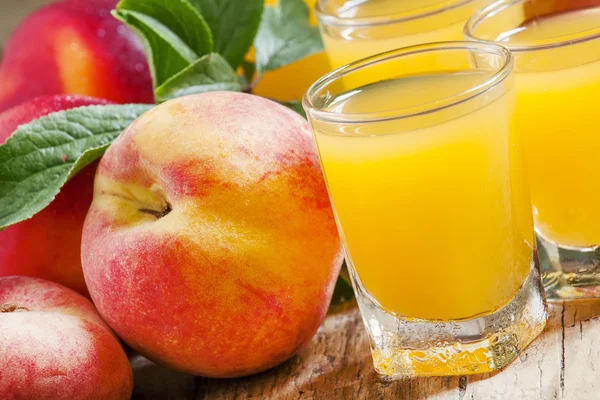 Персиковый сок с фруктами — стоковое фото