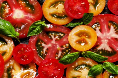 Renkli domates ve fesleğen yaprağı parçalar koparıp 