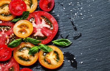 Renkli domates ve fesleğen yaprağı parçalar koparıp 