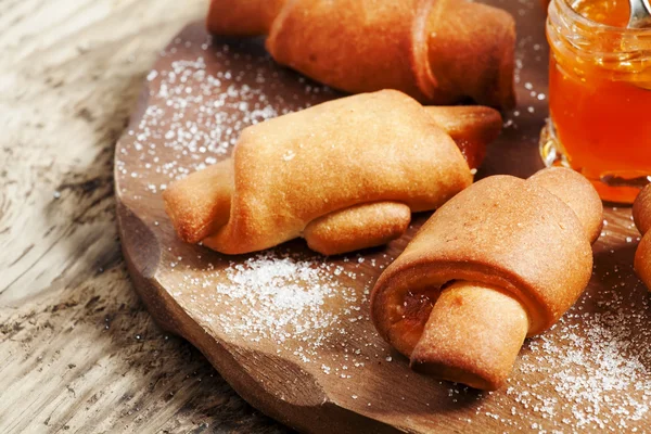 Biscoitos caseiros, rolos com geléia de damasco — Fotografia de Stock