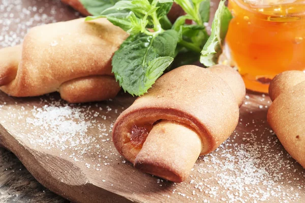 Zelfgemaakte koekjes, broodjes met Abrikozenjam — Stockfoto