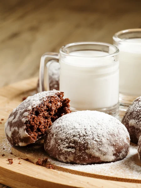 Házi csokoládé cookie-k és a tej — Stock Fotó