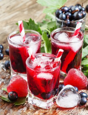 Çilek ve buz bir kalp şeklinde taze blackcurrant içkiyle