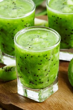 Kivi ile taze meyve suyu,