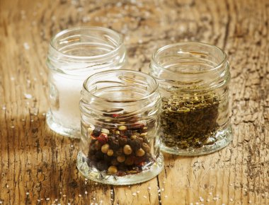 Baharatlar: tuz, biber ve otlar
