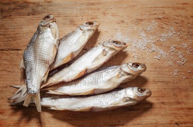 ahşap kesme tahtası üzerinde kurutulmuş balık