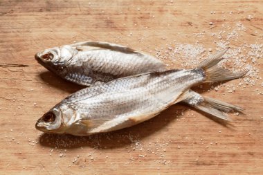 ahşap kesme tahtası üzerinde kurutulmuş balık