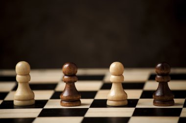 satranç tahtası üzerinde satranç figürleri