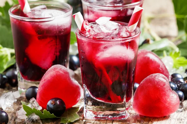 Свіжий напій чорної смородини з ягодами та льодом у формі серця — стокове фото