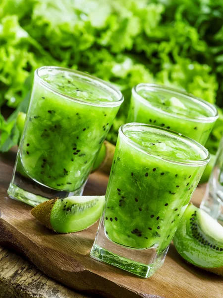 Frischer grüner Smoothie mit Kiwi — Stockfoto