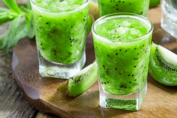 Čerstvý zelený koktejl s kiwi — Stock fotografie