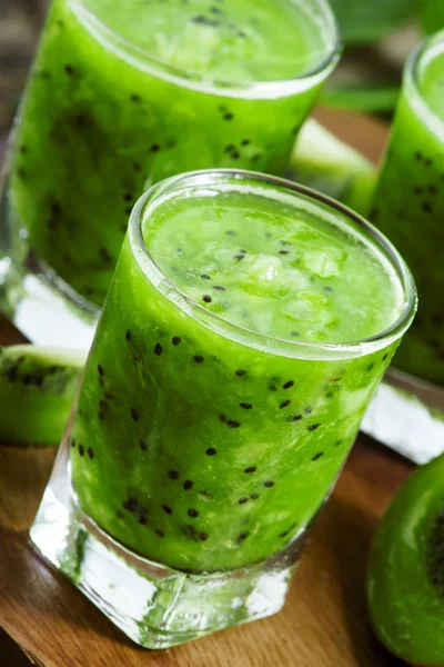 Frischer Saft mit Kiwi, — Stockfoto