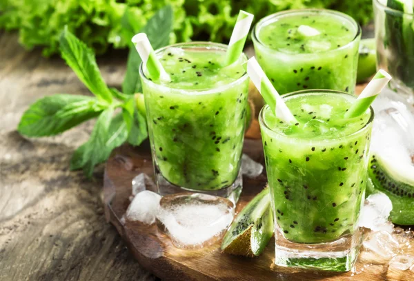 Frischer Saft mit Kiwi, — Stockfoto