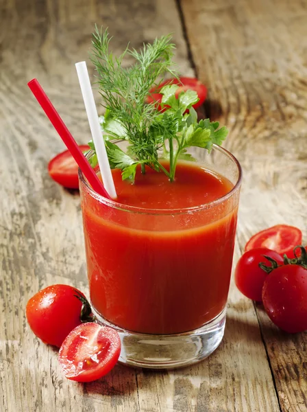 Taze domates suyu otlar ile — Stok fotoğraf